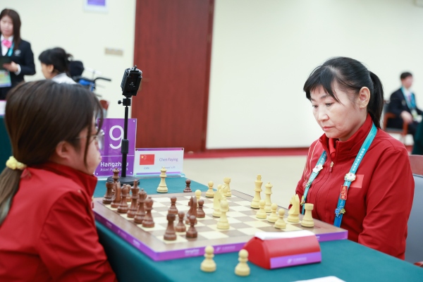 10月24日，杭州第4屆亞殘運(yùn)會(huì)國(guó)際象棋常規(guī)賽女子個(gè)人賽PI級(jí)第四輪舉行。圖為中國(guó)隊(duì)選手陳發(fā)英（右）、中國(guó)隊(duì)選手張?bào)愕言诒荣愔?。圖片來(lái)源：杭州亞殘組委