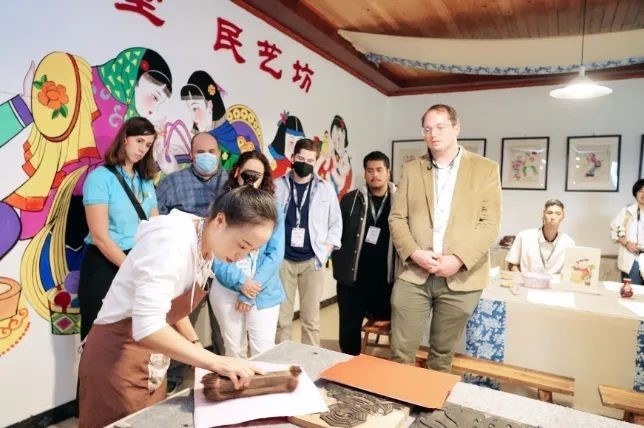 △美國(guó)席勒協(xié)會(huì)青年代表團(tuán)在四川感受中國(guó)傳統(tǒng)文化。