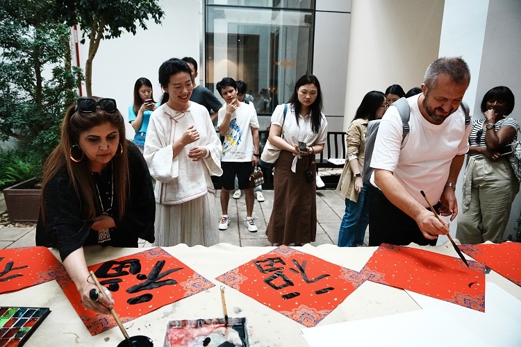 首屆國際傳播“絲路獎”獲獎代表等在廣州市荔灣區(qū)永慶坊參加文化交流活動。楊爍壁、王燕攝影報道