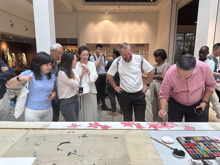 首屆國際傳播“絲路獎”獲獎代表等在廣州市荔灣區(qū)永慶坊參加文化交流活動。楊爍壁、王燕攝影報道