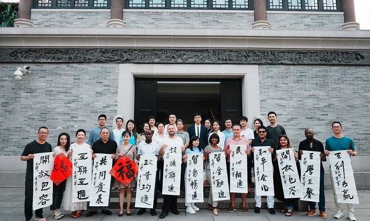 首屆國際傳播“絲路獎”獲獎代表等在廣州市荔灣區(qū)永慶坊參加文化交流活動。楊爍壁、王燕攝影報道