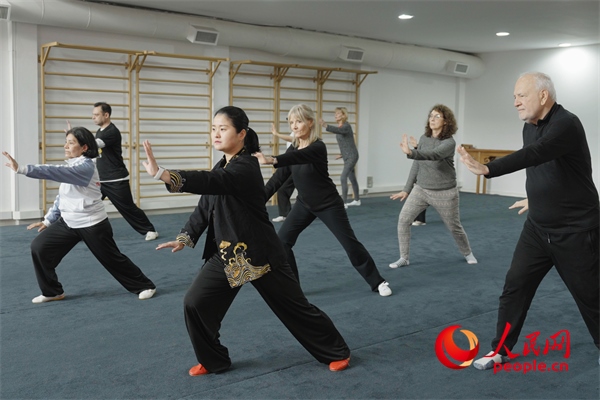 阿根廷武術(shù)俱樂部協(xié)會副會長陳敏正在教學。人民網(wǎng)記者 張若涵攝