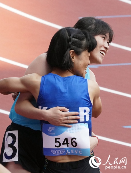 10月23日，杭州亞殘運(yùn)會(huì)田徑女子200米T36級(jí)比賽結(jié)束后，中國體育代表團(tuán)選手史逸婷(后)與韓國選手全珉彩相擁慶祝。人民網(wǎng)記者 胡雪蓉?cái)z