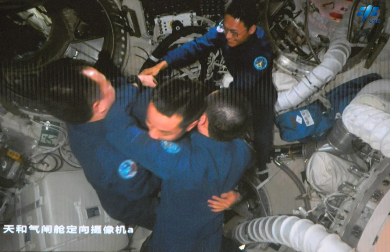 神舟十七號(hào)航天員乘組順利進(jìn)入空間站。中國(guó)載人航天工程辦公室供圖