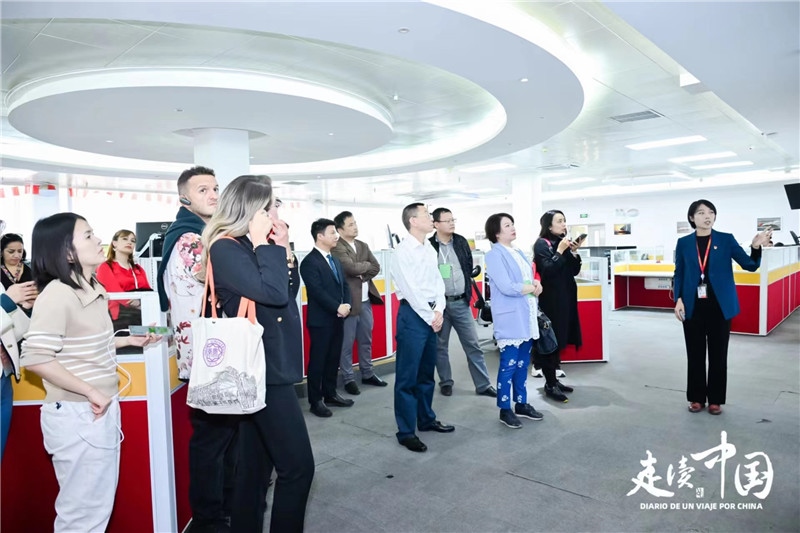 媒體記者參觀天津航空運(yùn)營(yíng)控制中心。主辦方供圖。