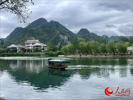 秋日的邊城鎮(zhèn)，青山滴翠、碧水含情。人民網(wǎng) 周靜圓攝