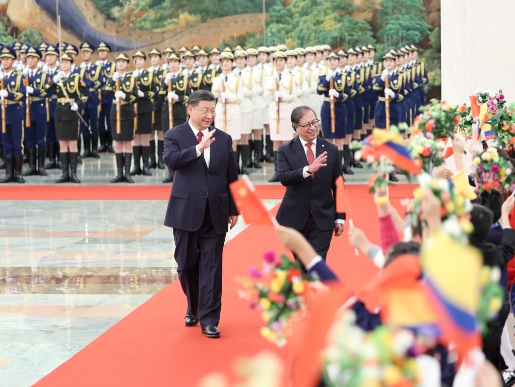 10月25日下午，國家主席習近平在北京人民大會堂同來華進行國事訪問的哥倫比亞總統(tǒng)佩特羅舉行會談。這是會談前，習近平在人民大會堂北大廳為佩特羅舉行歡迎儀式。