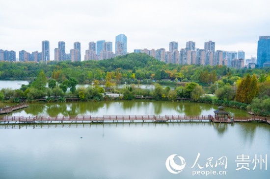 秋日時節(jié)，觀山湖公園景色美不勝收。人民網(wǎng) 陽茜攝