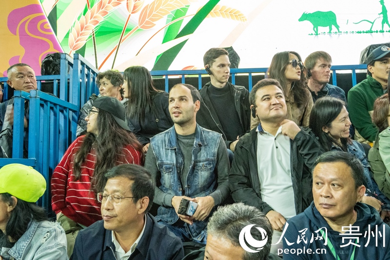 “村BA”決賽現(xiàn)場(chǎng)，看臺(tái)座無(wú)虛席。人民網(wǎng) 陽(yáng)茜攝