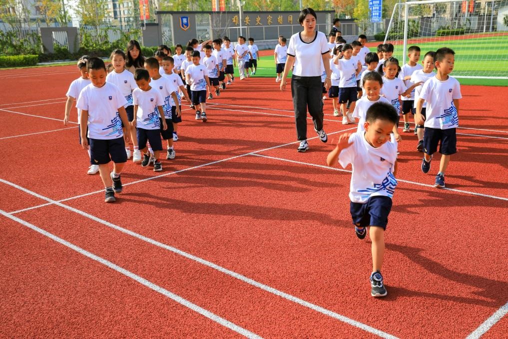 2023年9月，雄安史家胡同小學(xué)的學(xué)生們?cè)诓賵?chǎng)上活動(dòng)。新華社記者張鋮 攝