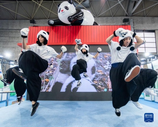  10月29日，街舞隊(duì)在日本大阪國(guó)際會(huì)展中心中國(guó)館表演街舞。新華社發(fā)（中國(guó)駐大阪旅游辦事處供圖）