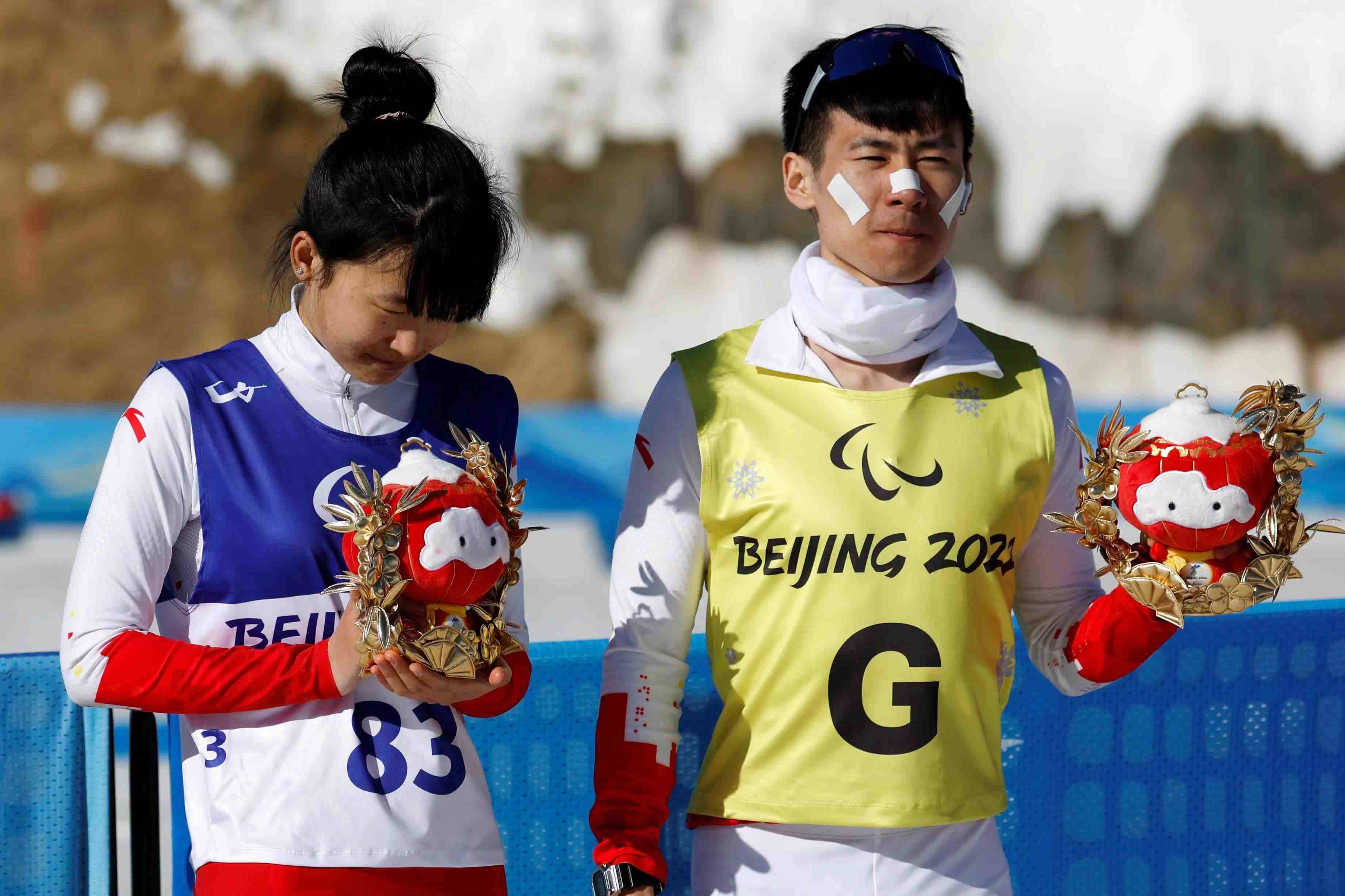 △2022年3月8日，在2022冬殘奧會殘奧冬季兩項(xiàng)女子中距離（視障）比賽中，中國選手王躍（左）獲季軍。