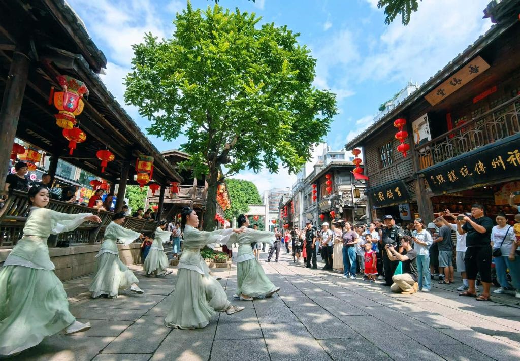 國(guó)慶節(jié)期間，福州市三坊七巷歷史文化街區(qū)上演《尋夢(mèng)閩都》快閃。新華社發(fā)