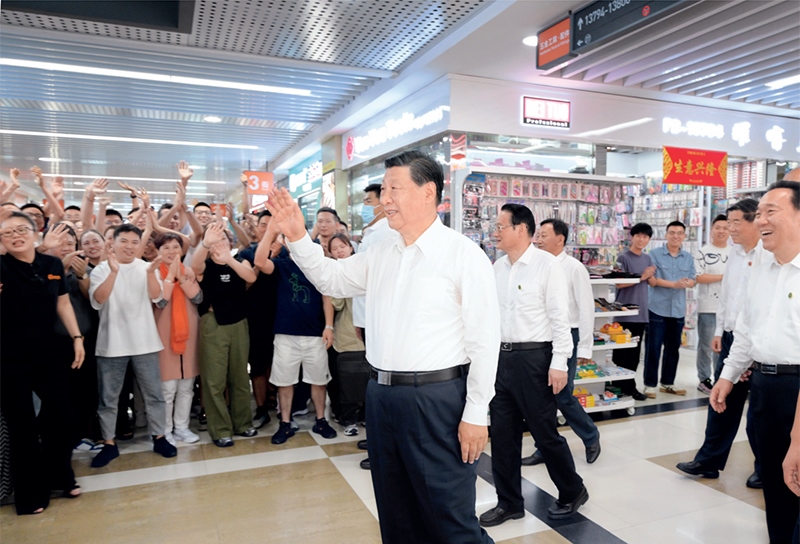 2023年9月20日至21日，中共中央總書記、國家主席、中央軍委主席習近平在浙江考察。這是20日上午，習近平在義烏國際商貿(mào)城考察時，同商戶親切交流。 新華社記者 李學仁/攝