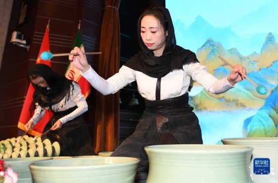 10月30日，演員在伊朗德黑蘭伊朗國(guó)家藝術(shù)科學(xué)院舉行的“青風(fēng)海上來(lái)”浙江青瓷巡禮開(kāi)幕式暨“萬(wàn)象中國(guó)·天下寧波”寧波文旅推介會(huì)開(kāi)幕式上表演。新華社記者 沙達(dá)提 攝