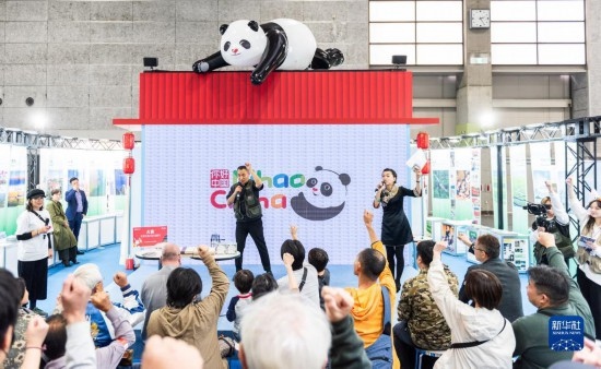  10月29日，游客在日本大阪國(guó)際會(huì)展中心中國(guó)館參與中國(guó)旅游知識(shí)問(wèn)答活動(dòng)。新華社發(fā)（中國(guó)駐大阪旅游辦事處供圖）