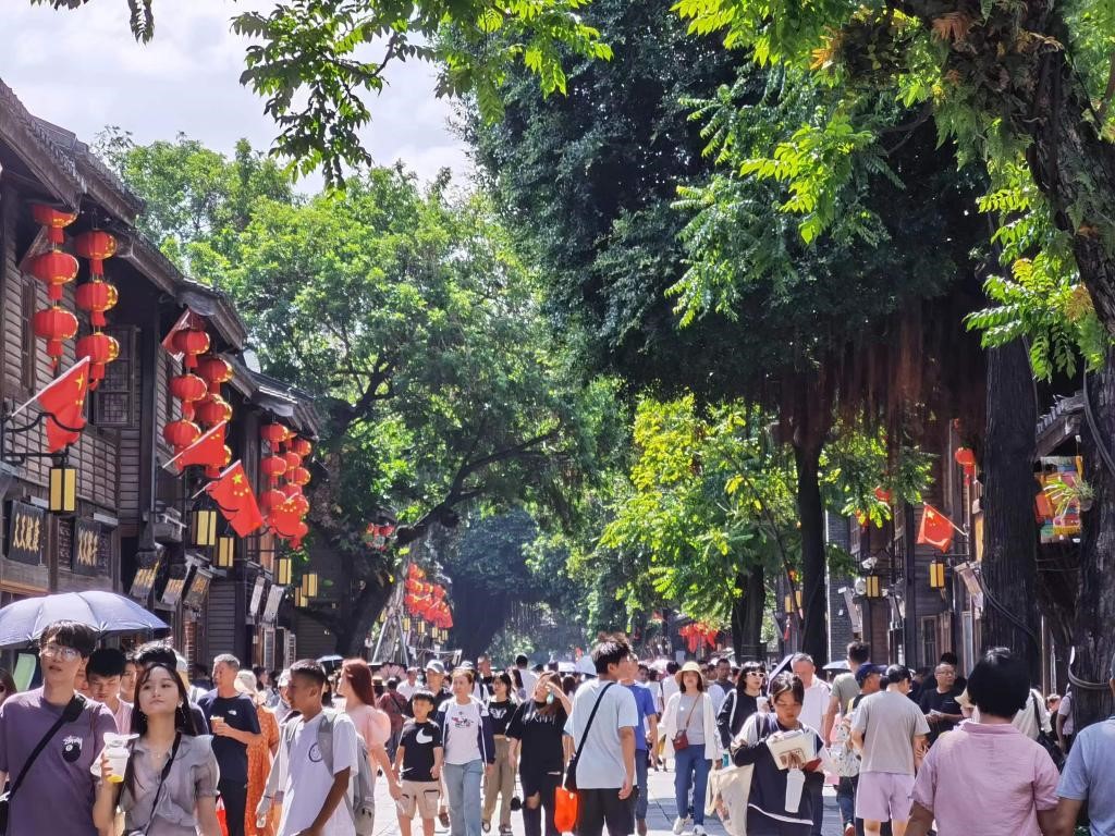 國(guó)慶節(jié)期間，三坊七巷歷史文化街區(qū)游人如織。新華社發(fā)