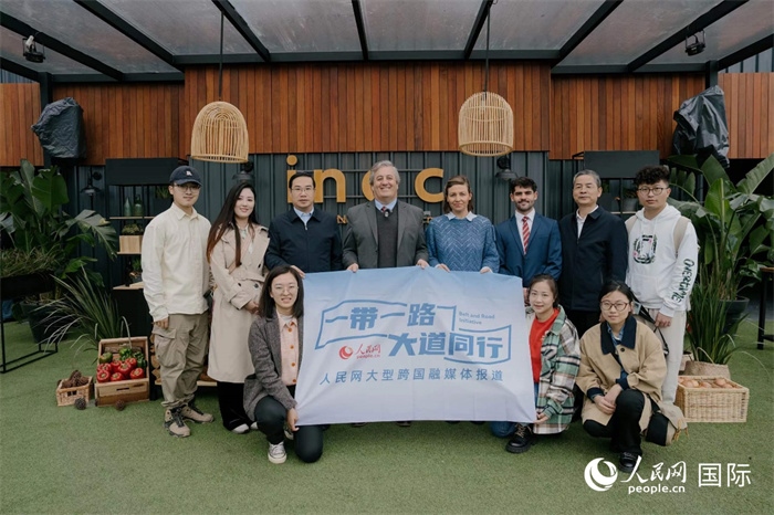 在烏拉圭第118屆普拉多牧農(nóng)業(yè)國(guó)際博覽會(huì)上，烏拉圭國(guó)家肉類協(xié)會(huì)主席與人民網(wǎng)記者合影。人民網(wǎng)記者 張若涵攝