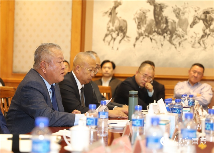2.2023年10月30日，張義波（左一）會長匯報(bào)商會工作情況。人民網(wǎng)記者 霍文攝