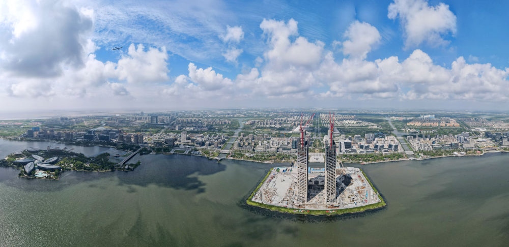 2022年9月4日，在服貿(mào)會首鋼園區(qū)金融服務(wù)專題展上，參觀者在中國民生銀行展臺咨詢金融業(yè)務(wù)。新華社記者 金皓原 攝