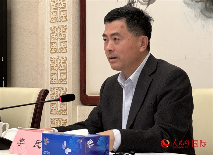 10月31日，歐美同學(xué)會秘書長李民在第五屆中法文化論壇媒體吹風(fēng)會上講話。（人民網(wǎng) 謝瑩攝）