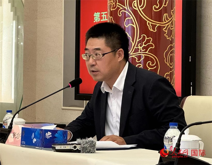 10月31日，歐美同學(xué)會副秘書長滕劍峰在第五屆中法文化論壇媒體吹風(fēng)會上講話。（人民網(wǎng) 謝瑩攝）