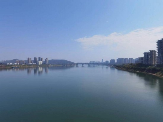 10月24日，在清水塘大橋景觀通道上拍攝的湘江景色。本報(bào)記者 常雯宜攝