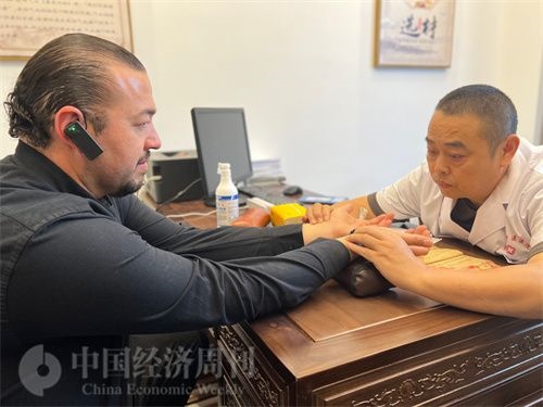  （外媒記者走進(jìn)中醫(yī)堂，問診中醫(yī)名師。中國經(jīng)濟(jì)周刊記者 郭志強(qiáng)攝）