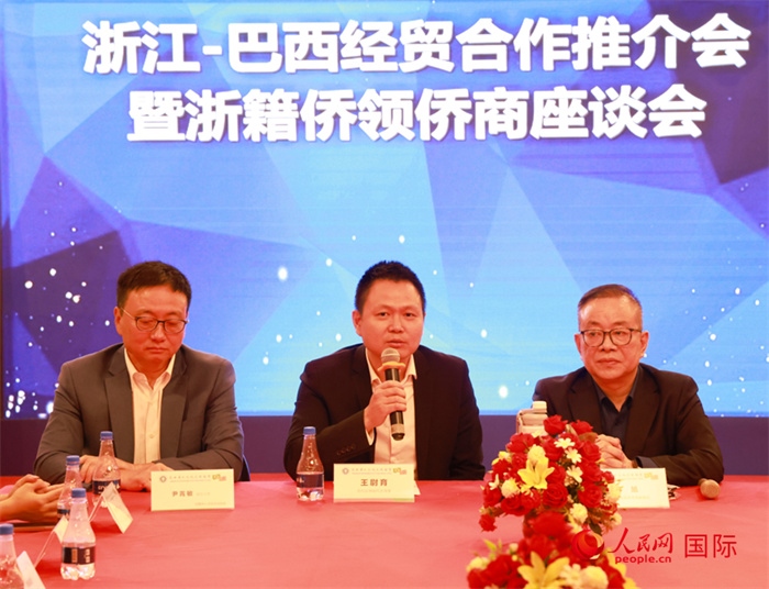 中國駐里約代總領(lǐng)事王尉育（中）在活動中致辭。人民網(wǎng)記者 陳海琪攝