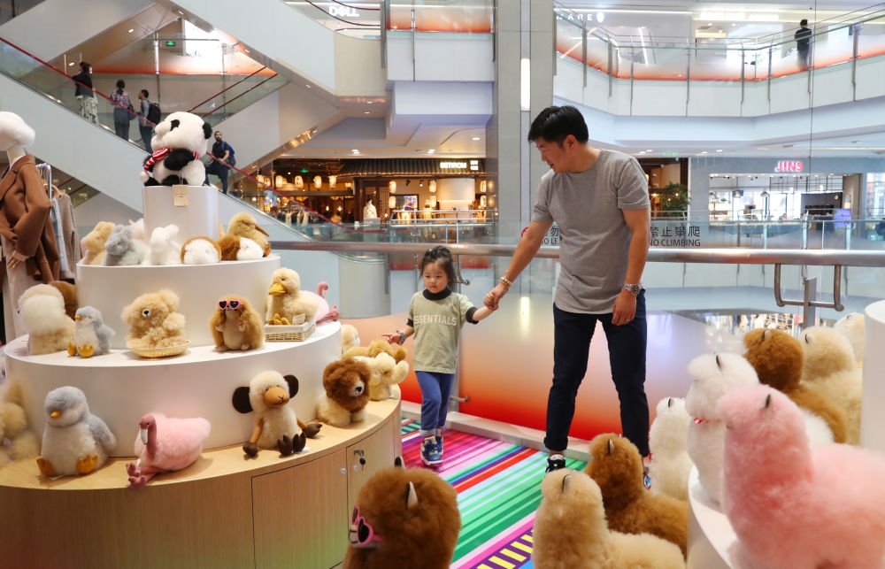 2023年11月2日，顧客在溫暖駝品牌專柜內(nèi)選購。連續(xù)六年參加進博會的秘魯羊駝制品品牌溫暖駝在上海市中心商場開設(shè)了專柜。新華社記者 方喆 攝
