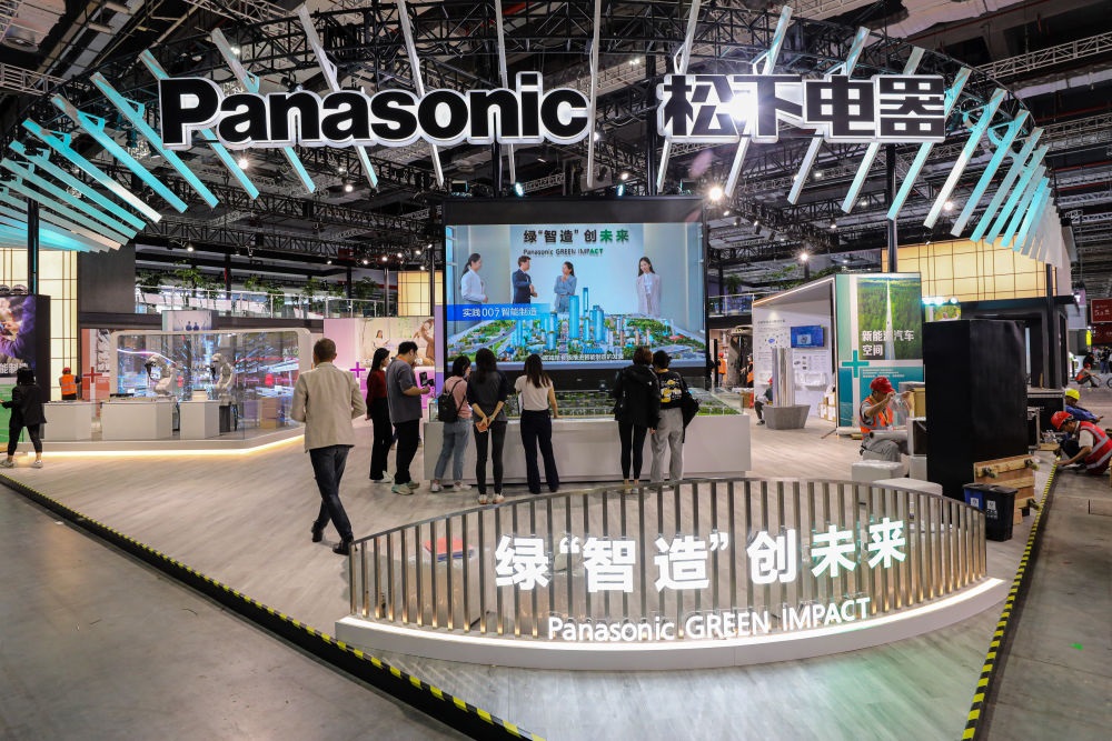 2023年11月2日，工作人員在進博會松下電器展位做準備工作。新華社記者 辛夢晨 攝