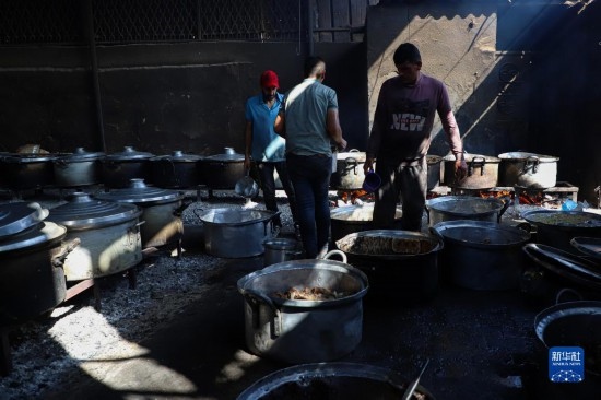 11月3日，在加沙地帶南部城市拉法，人們在煤氣中斷后用柴火做飯。新華社發(fā)（里澤克·阿卜杜勒賈瓦德攝）