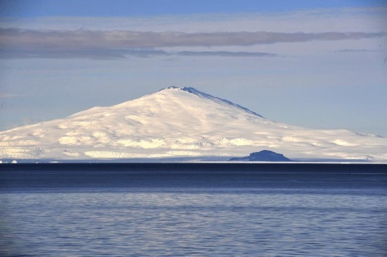 羅斯海沿岸的火山。新華社記者 張建松 攝