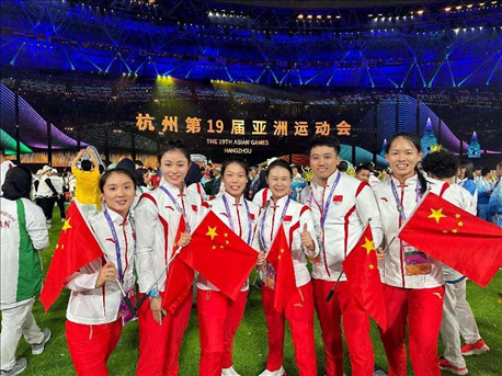 杭州亞運(yùn)會(huì)閉幕式上，教練李紅（右三）和隊(duì)員們合影（左二為龔莉）。受訪者供圖