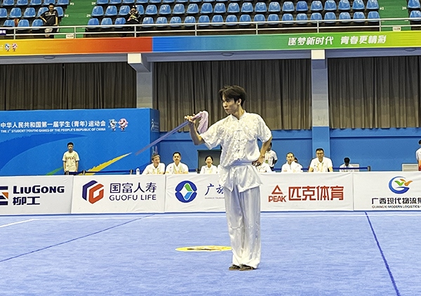 11月6日，第一屆全國學生（青年）運動會武術套路（大學組）男子自選劍術比賽中。人民網(wǎng)記者 歐興榮攝