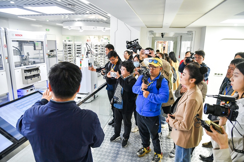 2023年10月16日，第三屆“一帶一路”國(guó)際合作高峰論壇新聞中心組織中外記者采訪。記者在中德大廈內(nèi)的博世未來(lái)工廠展區(qū)參觀，了解其高質(zhì)量創(chuàng)新發(fā)展成果。