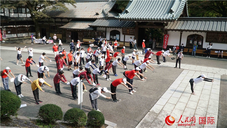 開跑前，中日青少年一起做熱身運(yùn)動。人民網(wǎng) 蔣曉辰攝