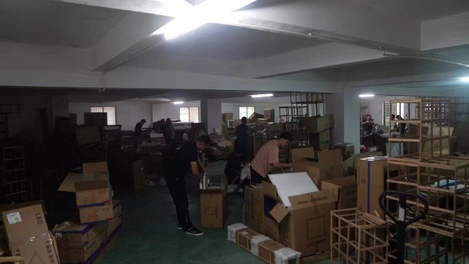 查處倉庫現(xiàn)場。重慶市梁平區(qū)公安局供圖。