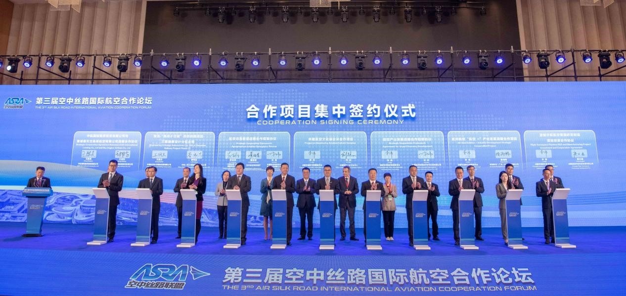圖為7個國內外合作項目現場簽約。人民網記者 唐宋攝