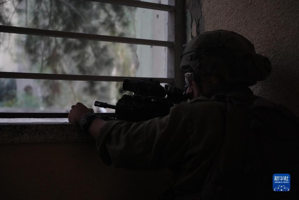 這張以色列國防軍11月9日發(fā)布的照片顯示，以軍地面部隊(duì)在加沙城進(jìn)行軍事行動(dòng)。新華社發(fā)