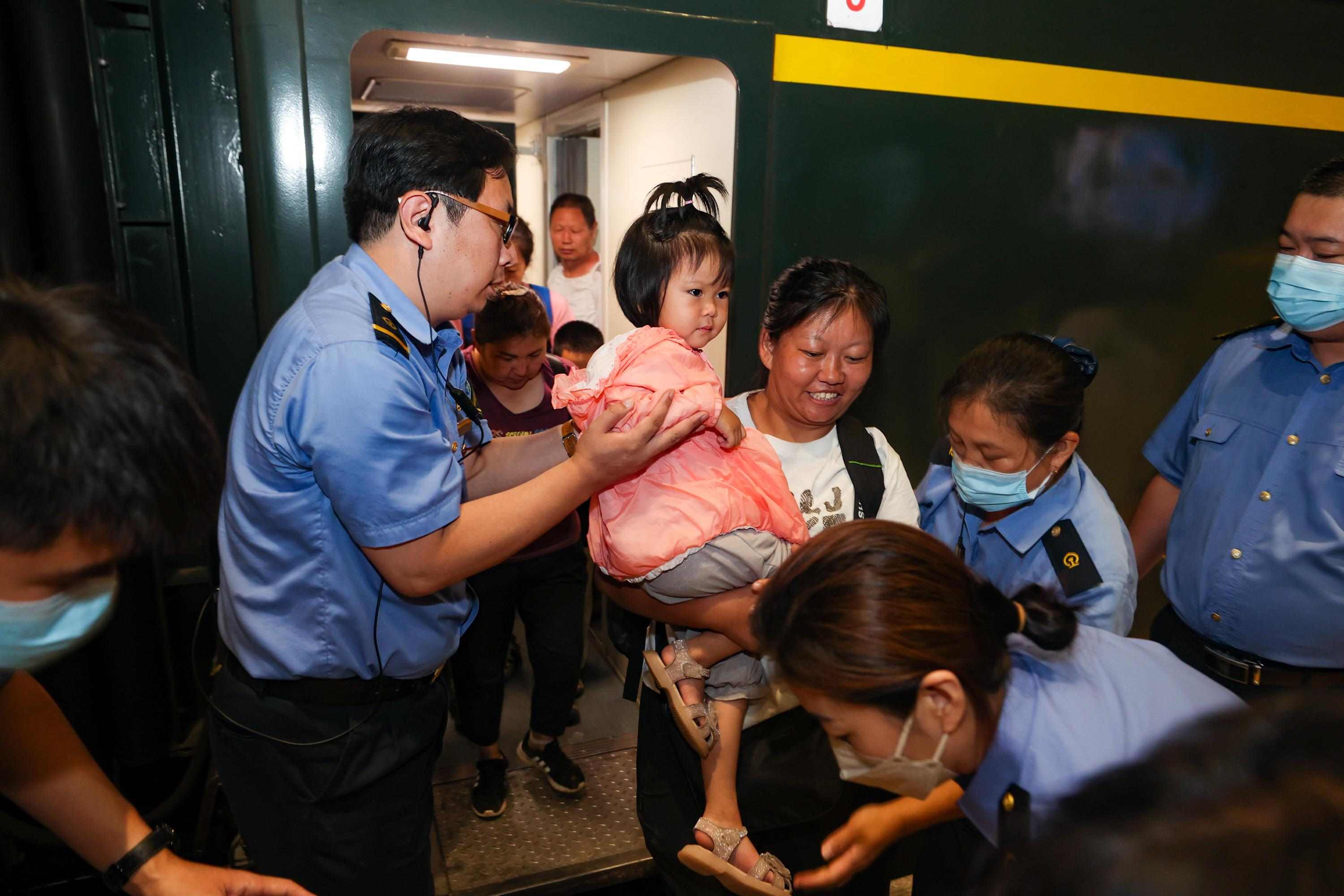 2023年8月2日，因強(qiáng)降雨被困的K396次列車(chē)第二批近500名旅客在救援隊(duì)的一路護(hù)送下，徒步五個(gè)小時(shí)抵達(dá)妙峰山鎮(zhèn)水峪嘴村。稍作休整后，他們乘坐臨時(shí)旅客列車(chē)前往北京豐臺(tái)站。