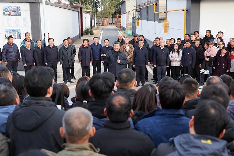 2023年11月10日，習(xí)近平總書(shū)記在河北保定涿州市萬(wàn)全莊村考察時(shí)，同村民們親切交流。