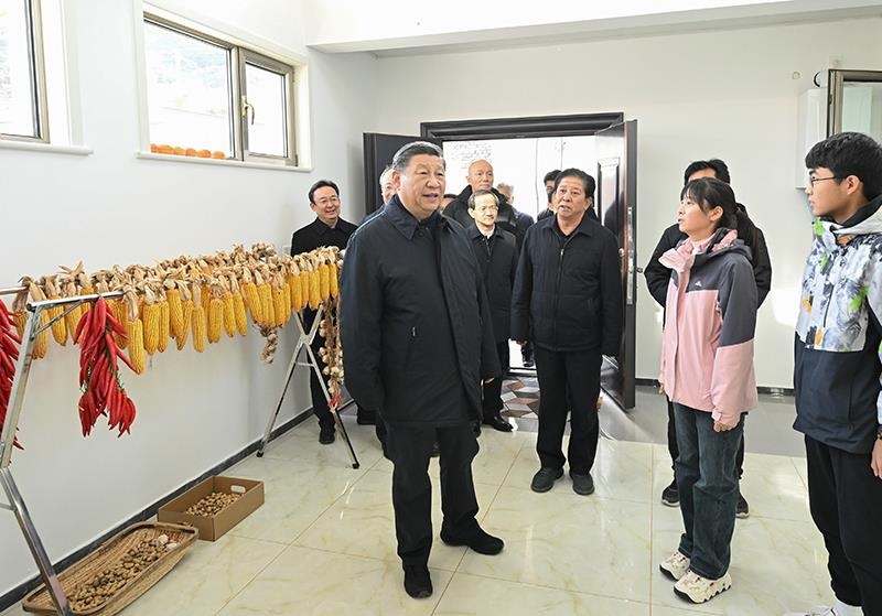 2023年11月10日，習(xí)近平總書(shū)記在北京門(mén)頭溝妙峰山鎮(zhèn)水峪嘴村村民李盟家看望慰問(wèn)，了解房屋受損、修繕和冬季取暖等情況。