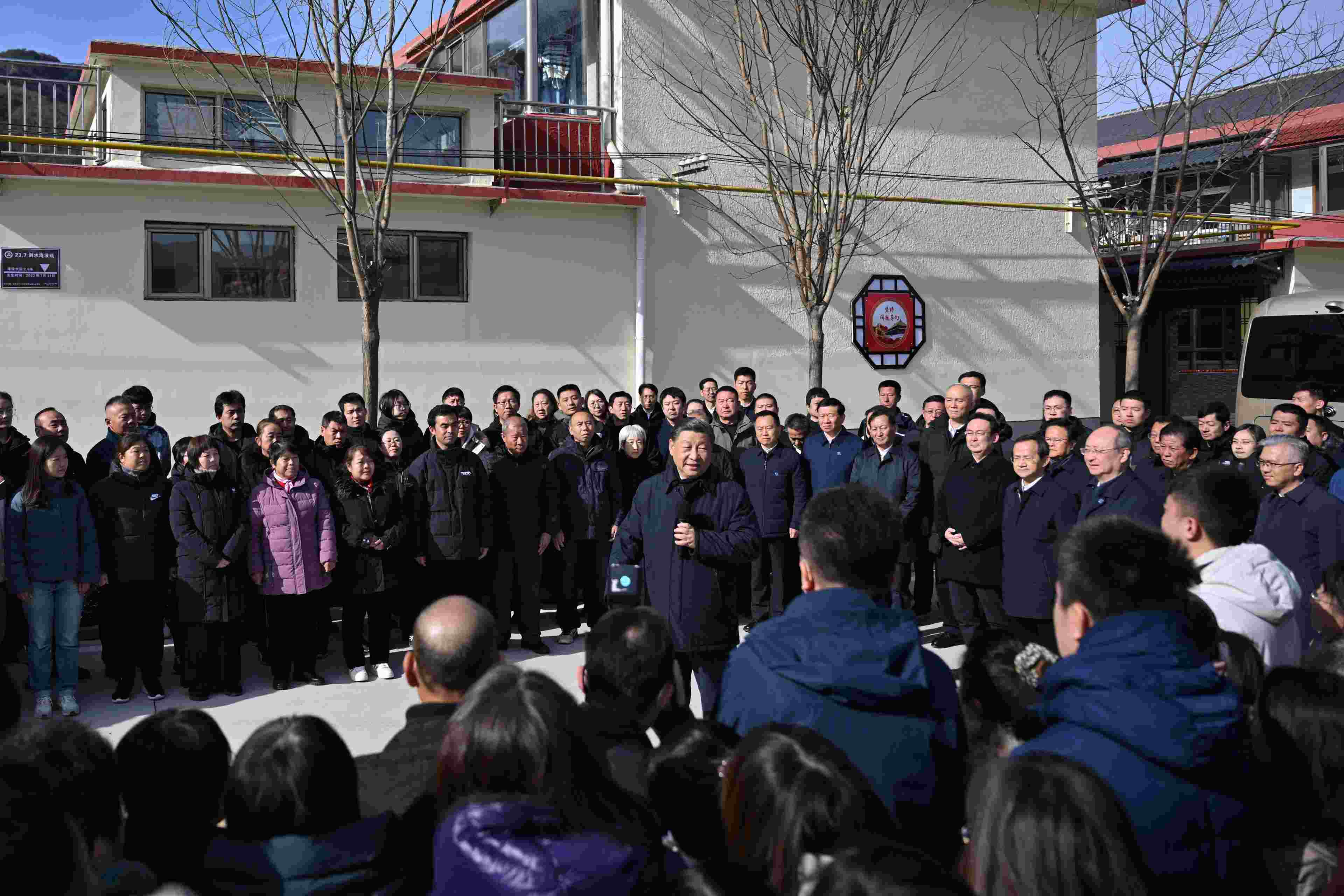 2023年11月10日，習(xí)近平總書記在北京市門頭溝區(qū)妙峰山鎮(zhèn)水峪嘴村考察時(shí)，同當(dāng)?shù)厝罕娪H切交流。
