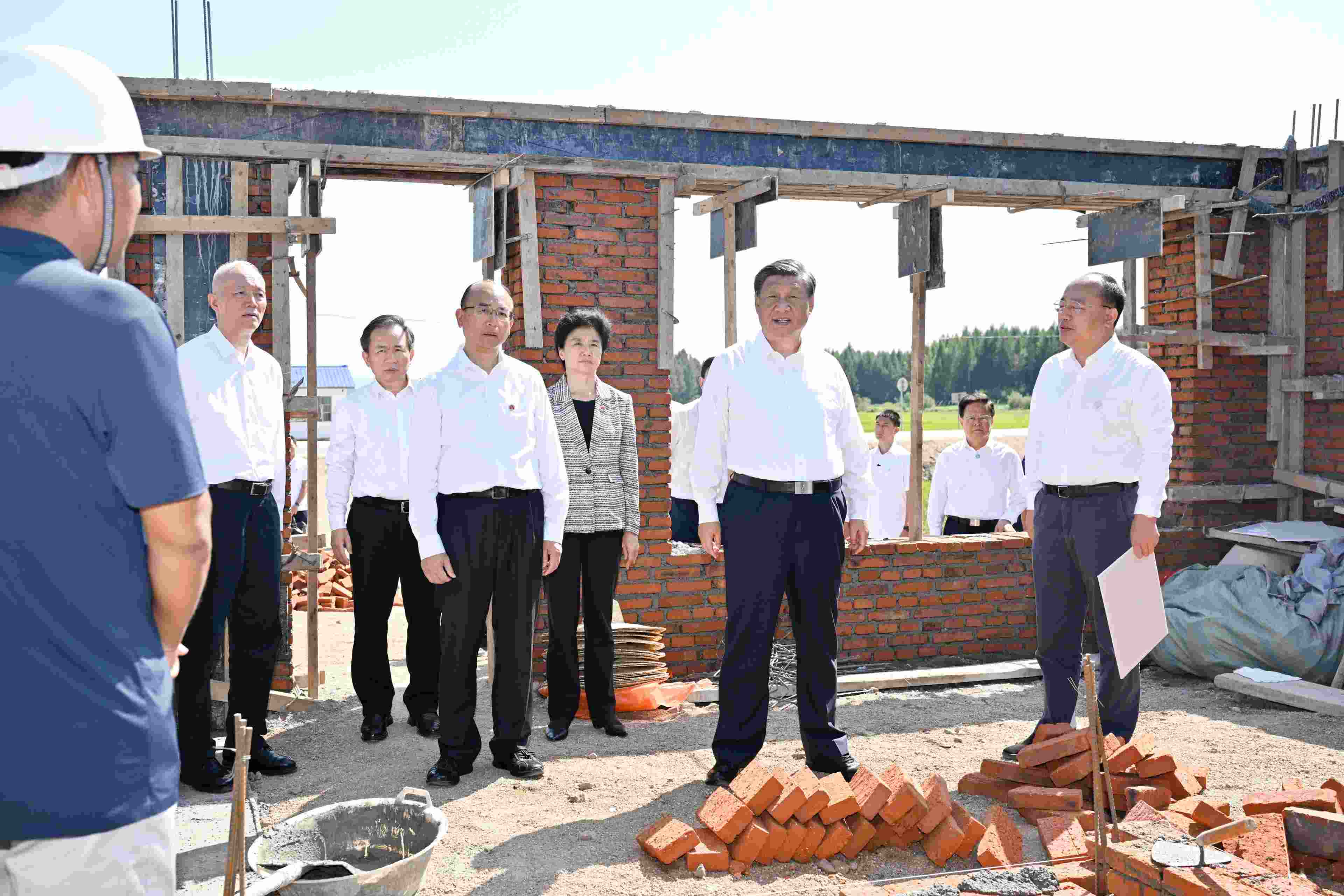 2023年9月7日，習(xí)近平總書記在遭受洪澇災(zāi)害的黑龍江省哈爾濱尚志市老街基鄉(xiāng)龍王廟村，察看水毀房屋重建情況。