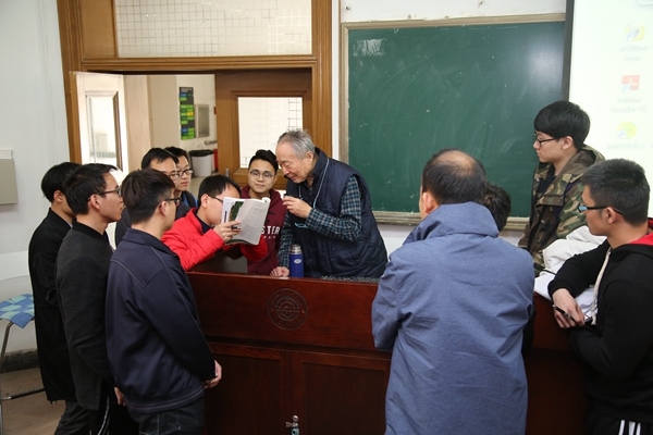 鐘萬勰院士為學(xué)生們答疑解惑。大連理工大學(xué)供圖