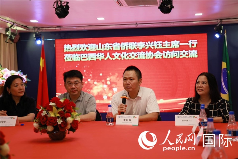 中國駐里約熱內(nèi)盧副總領(lǐng)事王尉育（右二）發(fā)表致辭。人民網(wǎng)記者宋亦然攝