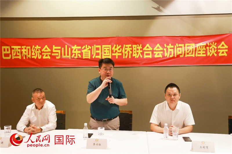 中國僑聯(lián)副主席、山東省僑聯(lián)主席李興鈺（中）在座談會上致辭。人民網(wǎng)記者 陳海琪攝