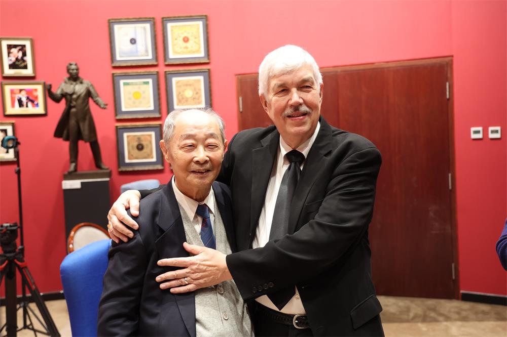費城交響樂團小提琴演奏家戴維·布斯與原中央樂團小提琴演奏家朱信人50年后再相聚。