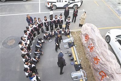 圖②：法警對(duì)警用裝備的使用進(jìn)行現(xiàn)場(chǎng)演示。